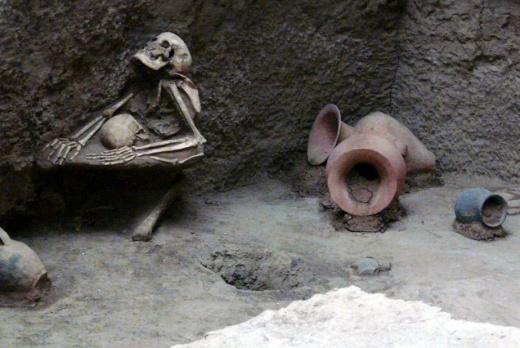 全国重点文物保护单位:喇家遗址——图为约4000年前突发地震惨烈场面遗存,母亲怀抱孩子