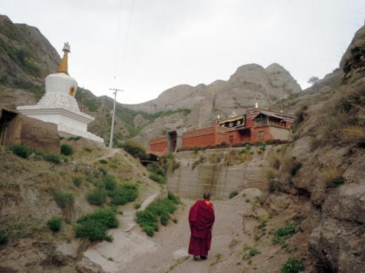 青海省海东市化隆回族自治县:旦斗寺—大经堂外景和白塔