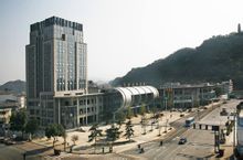 ��ɫ������¥