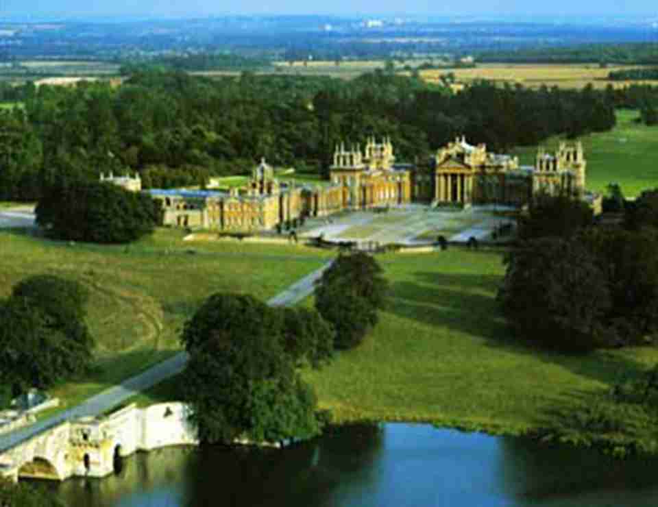 ��ͥ����·��С�źͶ԰��Ĳ�ƺ������ֲ���ճ��������γ�һ��ֱ�ߣ�����Χ��������԰��԰�ֺ�ͥԺ��Ϊһ��