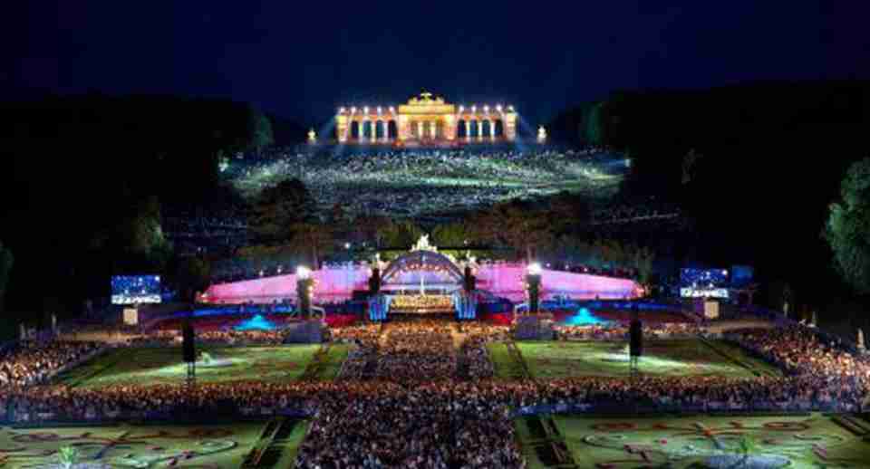 ��2004����ÿ�����³������겼�׹���Ļ�԰��άҲ�ɵİ������Ŷ�����һ��¶������ֻ�