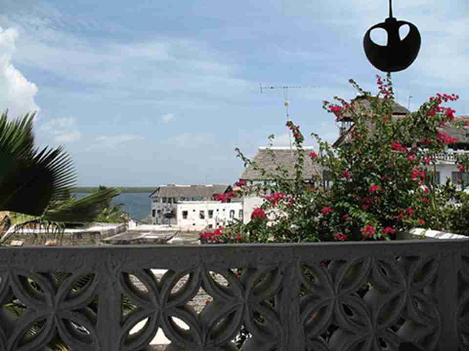 �洦�ɼ�ɺ��ʯ��ǽ������ľ�����ľ޴�ʯͷ�ݡ���լ