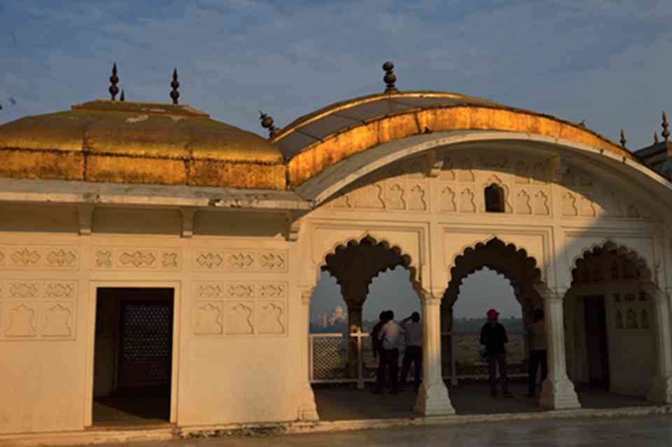 ��������λ�������ɺ��ϵ�Сɽ���ϣ���̩����Լ15����