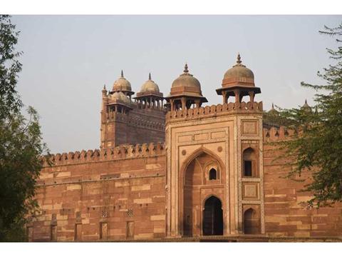 �־ɻʹ�������ɫ�ű���������ʯɽ�У���ΰ׳��