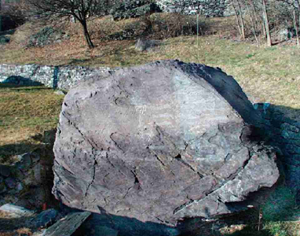 �߶���Ī�Ῠ���һ��������������ʯ����