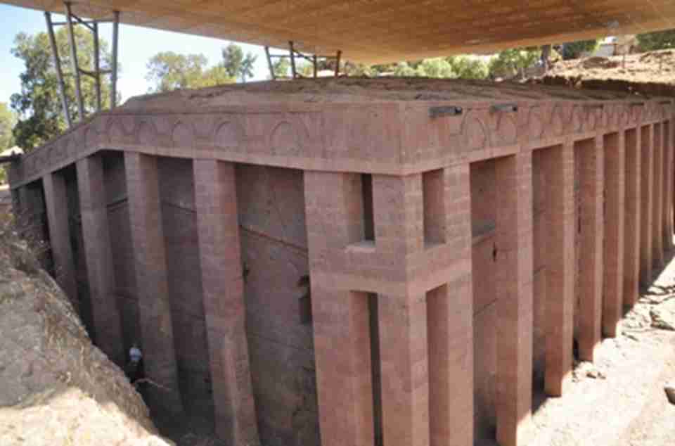 ������ȫ�佨��ɽ����ʯ�ڣ������쳣����