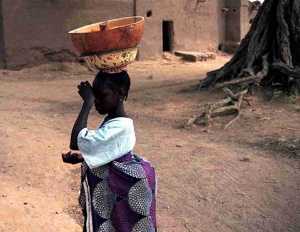每周一的大集市以及女人鲜艳夺目的服饰是杰内古城的魅力所在