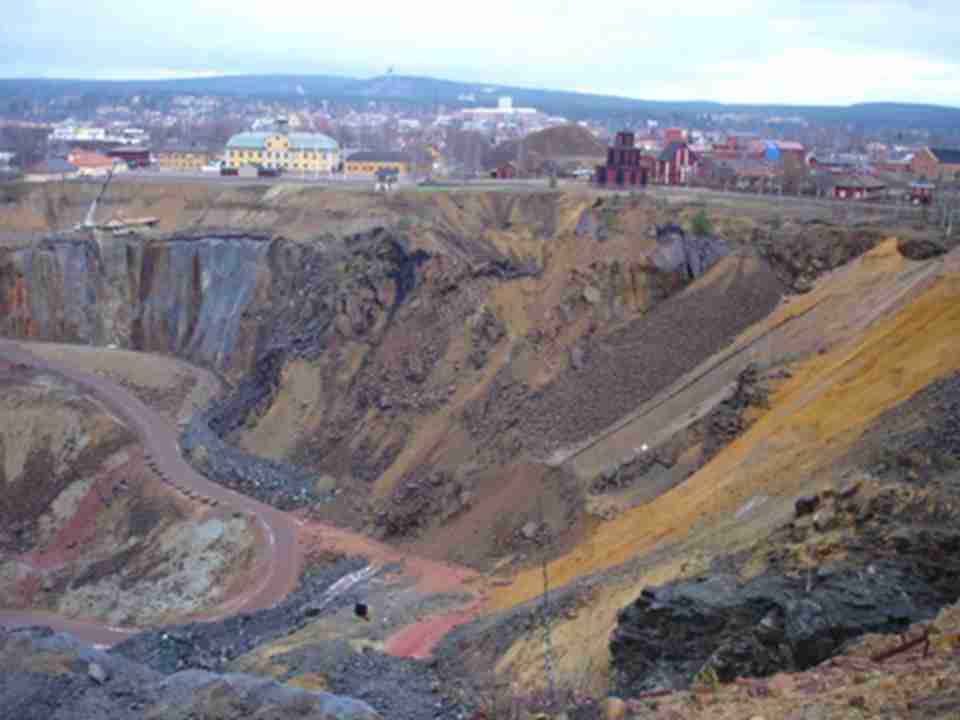 ���׵Ĵ�ͭɽ�ɿ���λ����������ķ�����