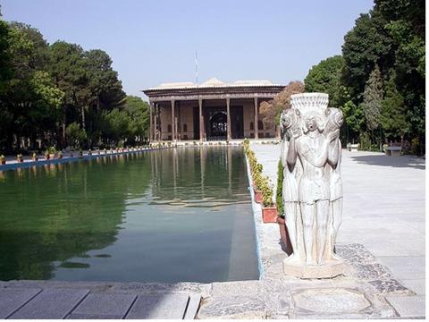 ��ʮ������԰��������ǰ�Ķ�ʮ���������ӳ��ˮ�������Ķ�ʮ�����ӵĵ�Ӱ��Ȼһ��