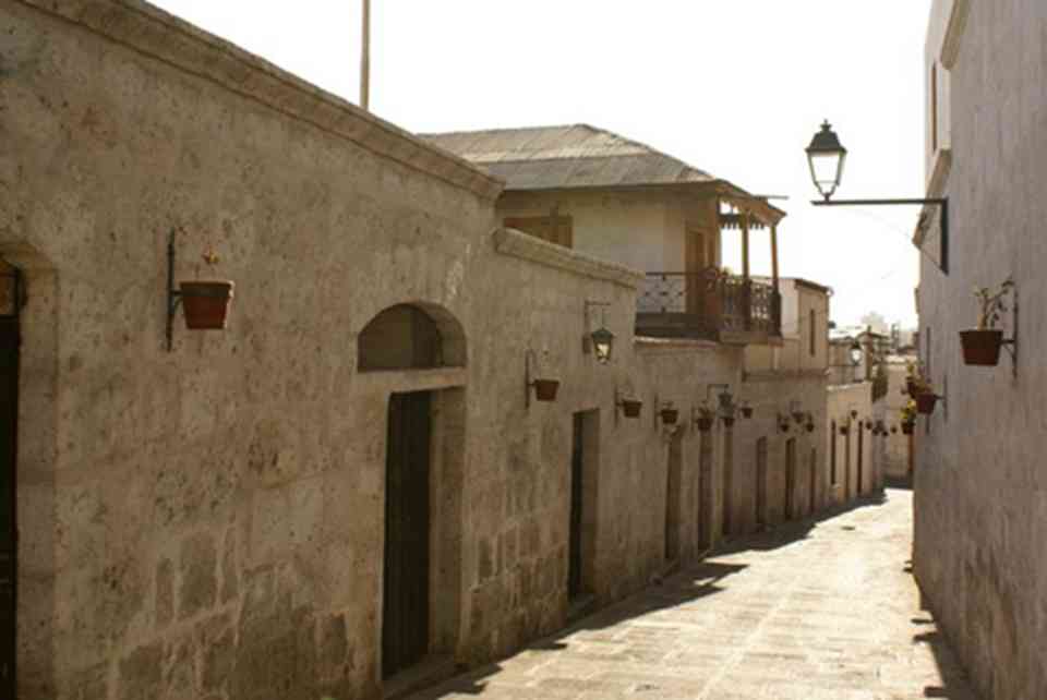 ���׻����ųǴ󲿷��ɰ�ɫ�Ļ�ɽ��ʯ���ɣ��ó��а׳ǵĳƺ�