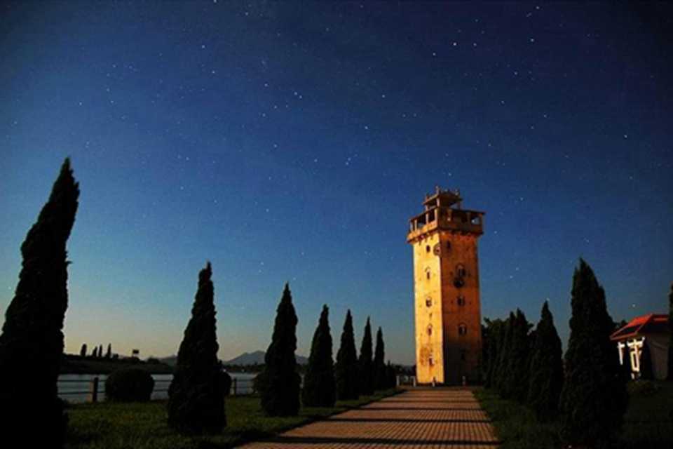 ��ƽ��¥���෱�࣬���ӽ����������֣����Է�Ϊ���֣�ʯ¥������¥����ש¥��������¥