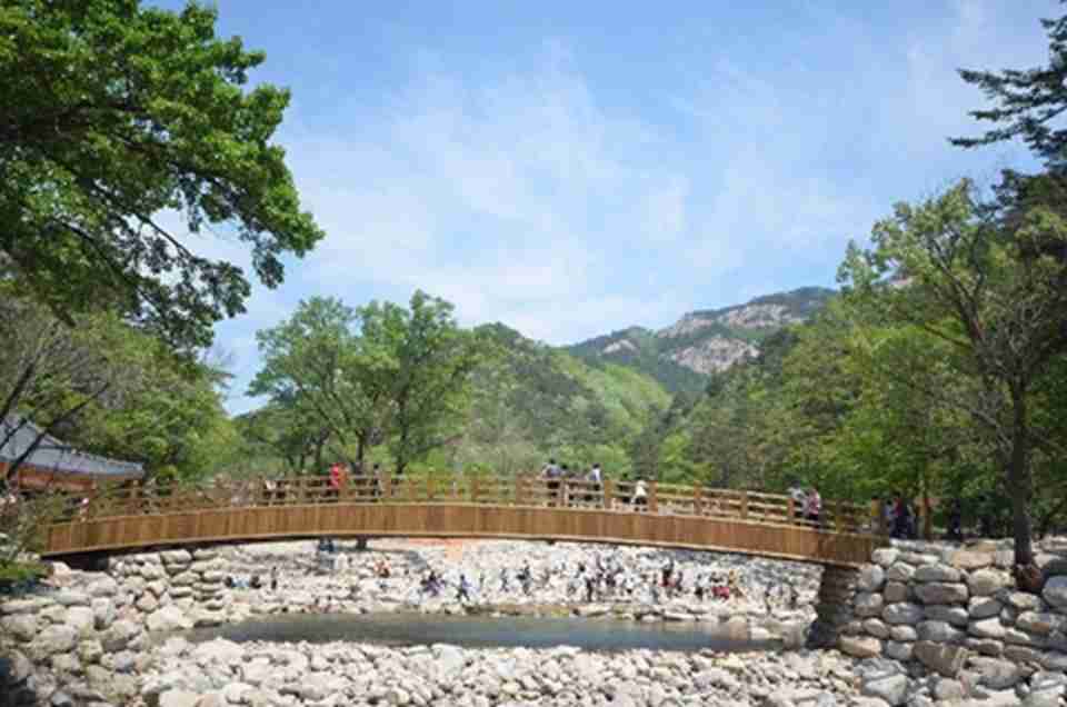 �����ɽ��λ��Զ����Ժ��ɽ���ϣ��������������������