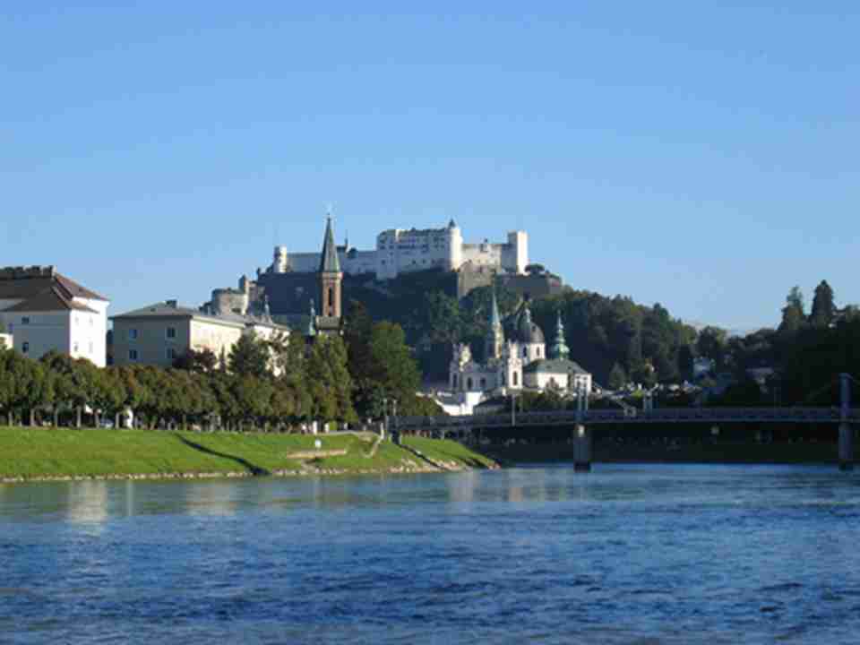 �����ı�λ�ڰµ������������ǰ�����˹ɽ������ͥ