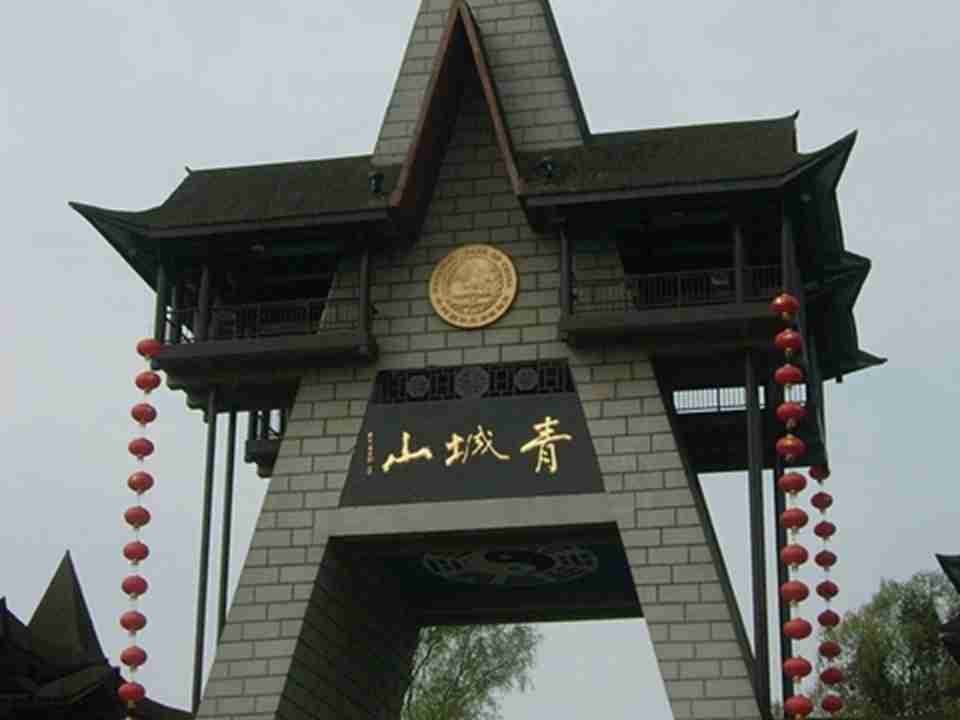 ���ɽλ�ڶ��������׹����ϲ࣬���С����츣�ء������˼��ɾ���֮��