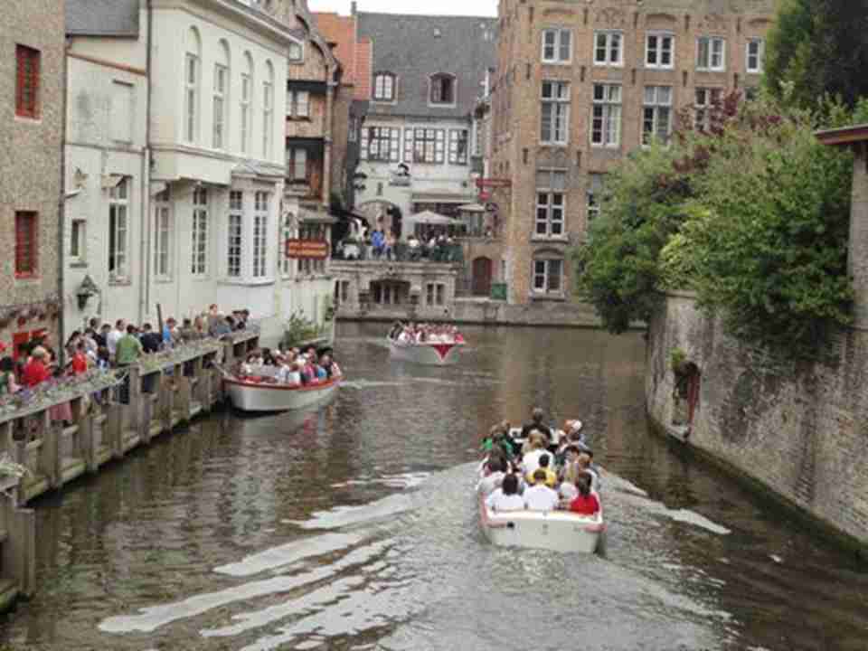 �����ʵ����������С֮ͧ�ϣ����еػ����˺�һ��