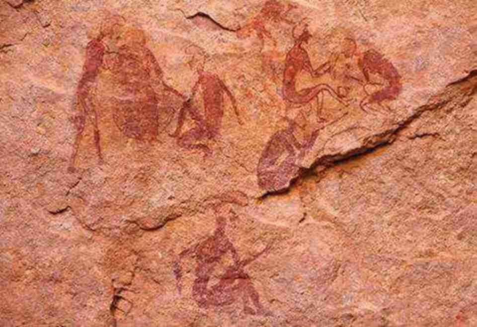 ����������&bull;������˹ʯ�ߵ�һЩ��ʯ���滹����һЩ����Բ��ͷ�������ѷ����Ա�ĵ�ʱ���к������˵Ļ���