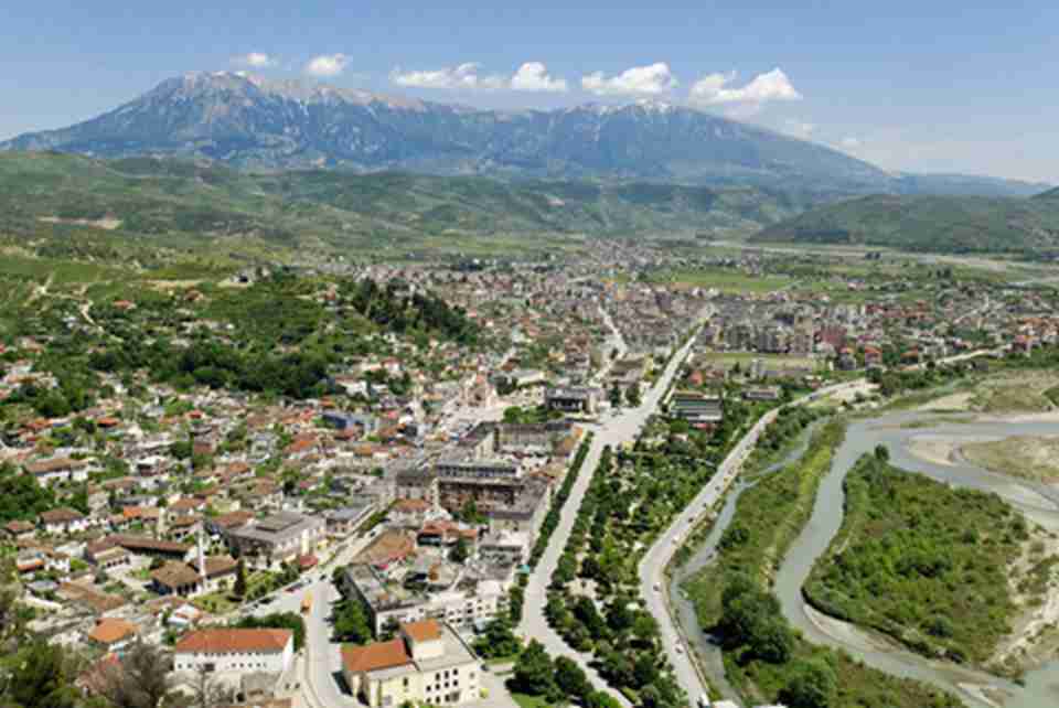 ��������λ�ڰ������������ϲ���һ���ų�