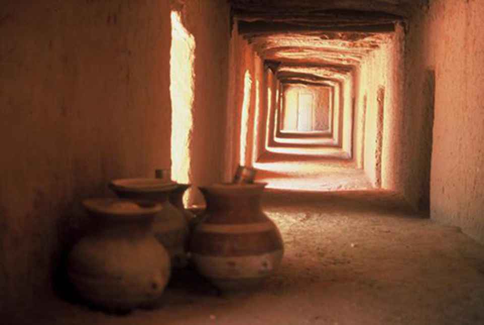 ��˹����������ɣ���۹��ʵ۰�˹����&bull;�º��µ�һ������Ĺ