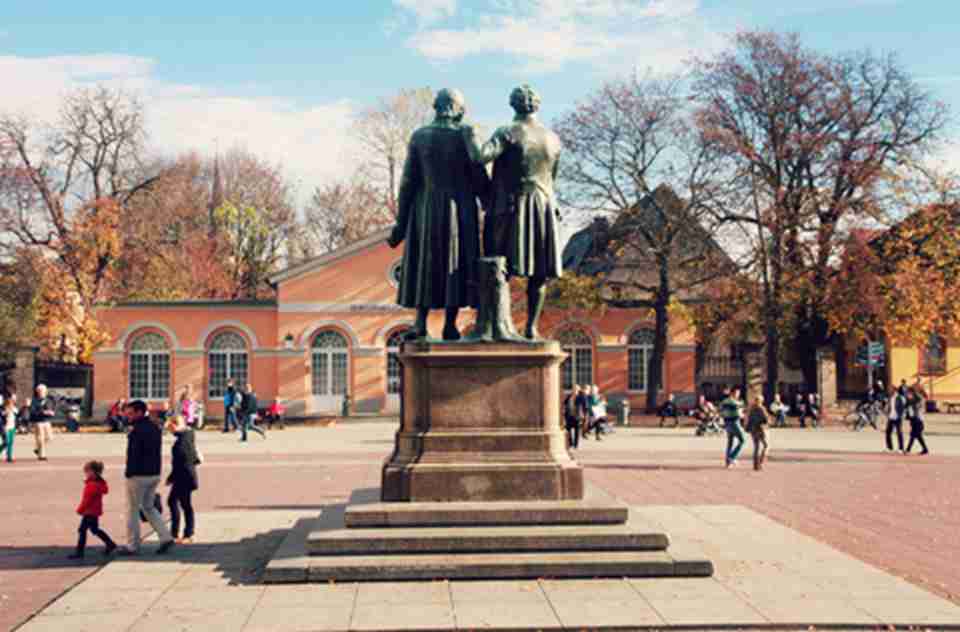 �����ڹ�԰�ͽ�ͷ�ĵ��񣬶���κ�����������������