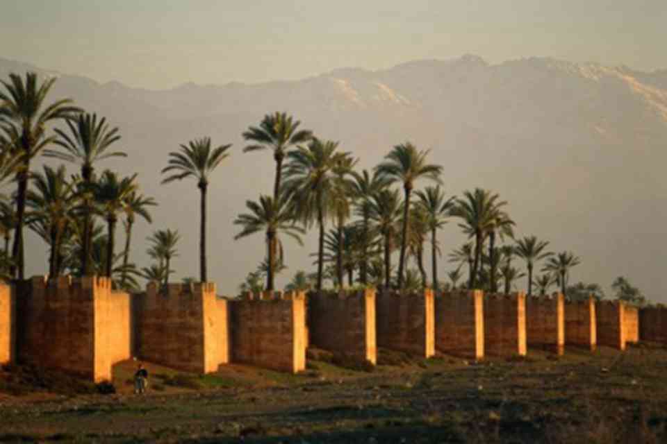 ������ʲλ��Ħ����ϲ�������ͺں�֮��Ĵ�����˹ɽ������