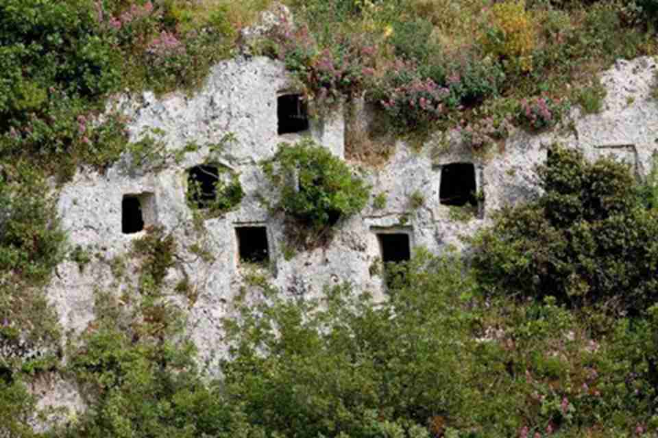 ��������������ʯĹȺλ��ϣ���糡��ַһ��ɽ��