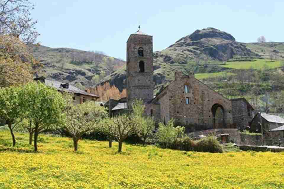 �������̩�������˾�ס��ɽ���У�ɢ���Ų������ն�����³�����������ص�8��Сɽ��