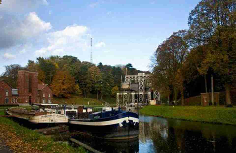 �����˺ӱ������丽����ʩ��������һ��19����ĩ�Ĺ�ҵȫ��ͼ