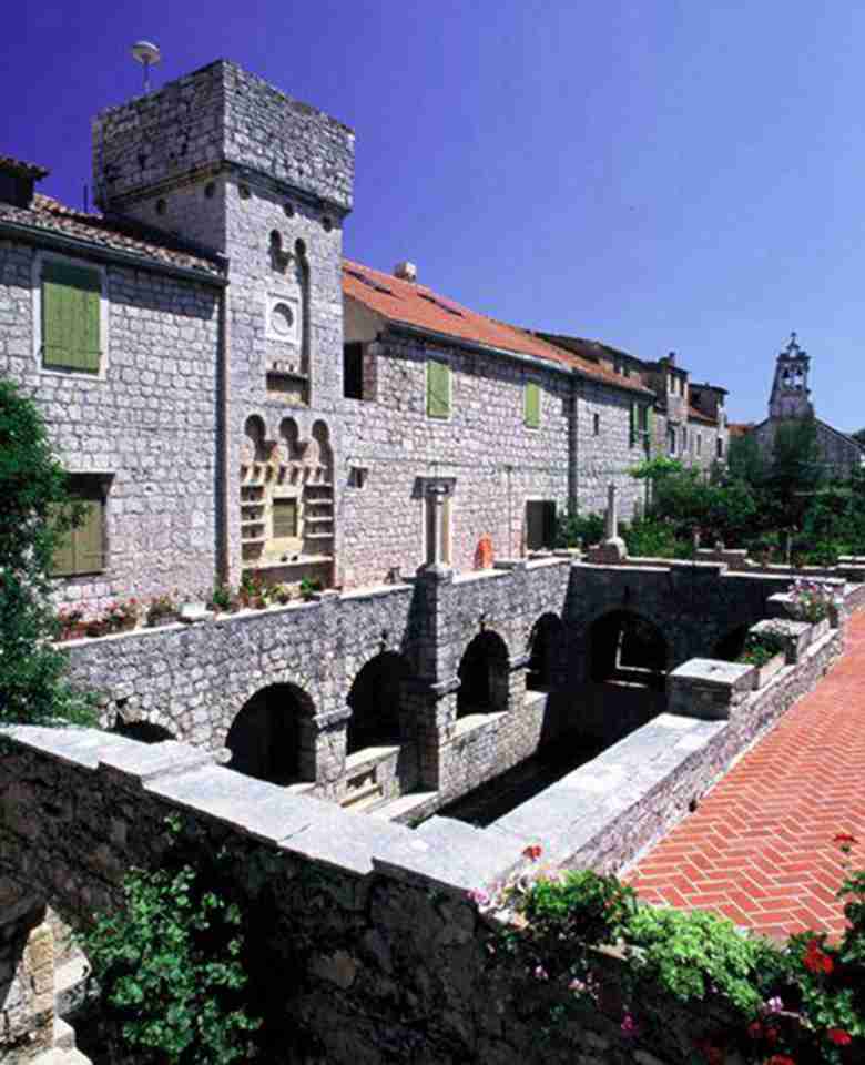 ʯǽ�����ɵľ�����ʮ������ɫ