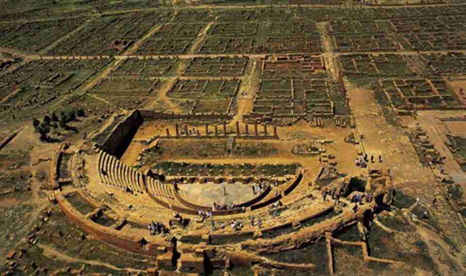 �����ϲ���б�¶����İ�Բ�ιž糡�����ƻֺ�