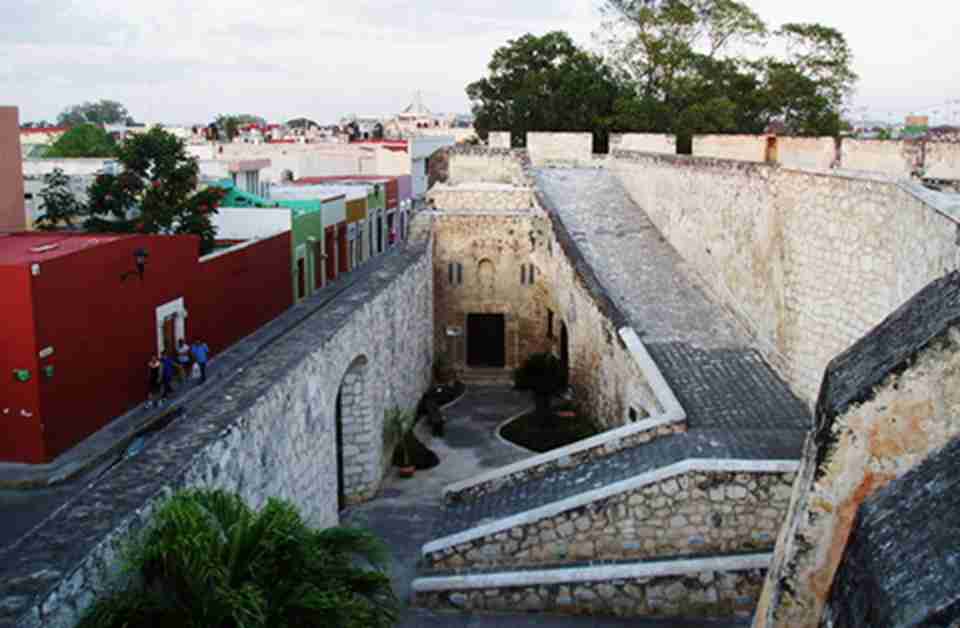 当地所保留的方济各大教堂、古玛雅遗址、旧城墙和堡垒等景点吸引很多游客