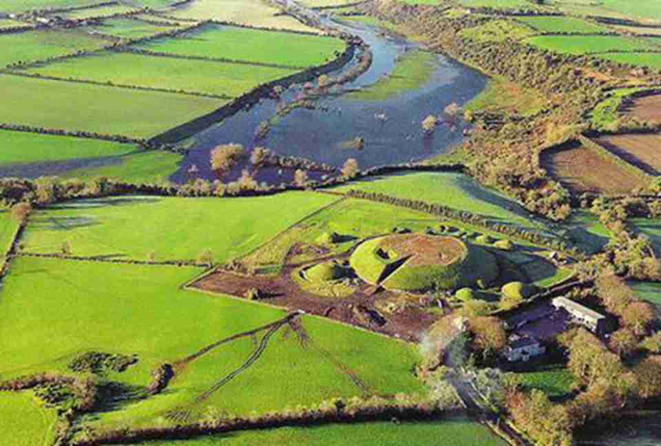 博恩河河曲考古遗址群位于爱尔兰都柏林以北50千米的博恩河北畔