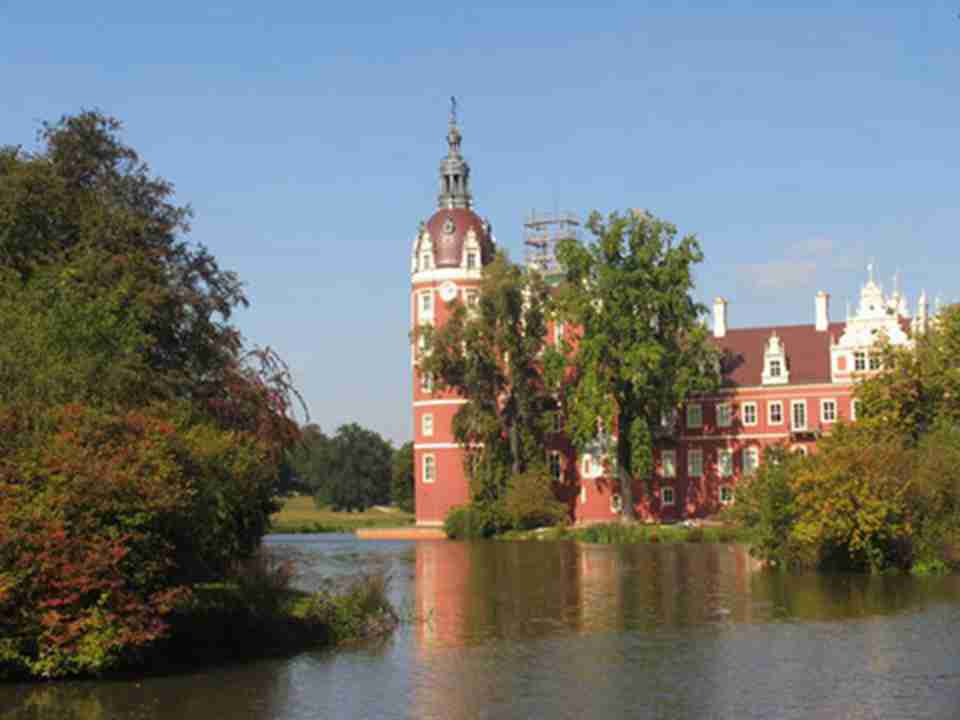 ��԰�ڻ���һ���ؽ��ĳǱ��������ź�һ��ֲ��԰