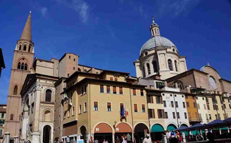 ��ͼ����һ������ʢ���������͹ų�