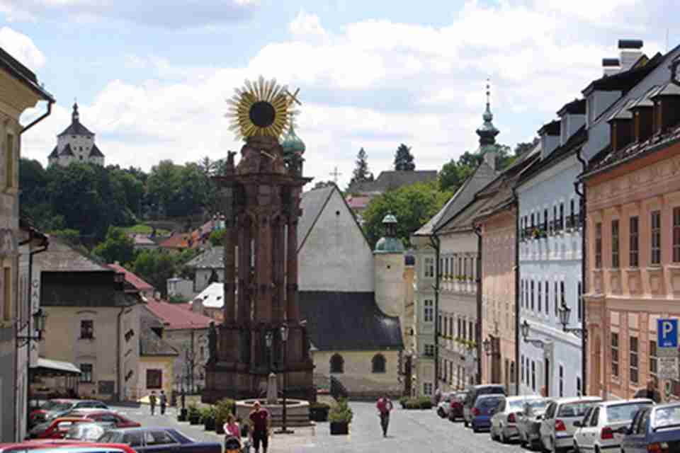 ���о��ۼ����Ļ��ں��ָ��ڹ�ҵ��ɫ