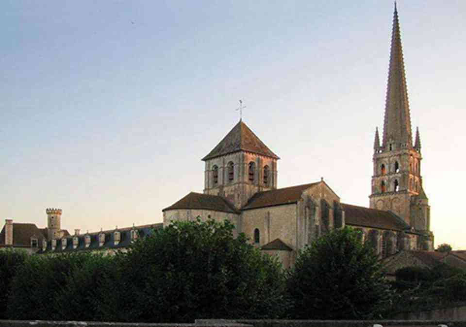 ʥ������������Ӷ�̹�����λ�ڷ�����ά����ʡ