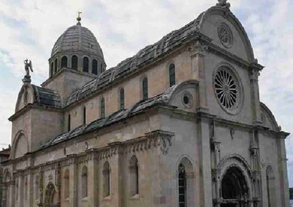 ����������ȫ����ʯ���ɣ���ʹ���˶��ع������̺�Բ������