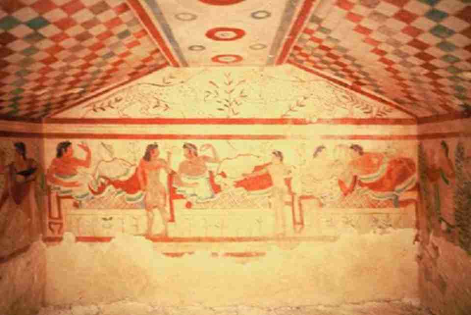 ��Ĺ��ǽ�����кܶ����������ıڻ�����ʯ���