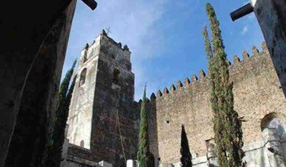 �޵�Ժ�����ڹŴ�һ������С�����ĵ������ϣ�����Χǽ��Ժ�佫���뷱æ�Ľֵ��ֿ�