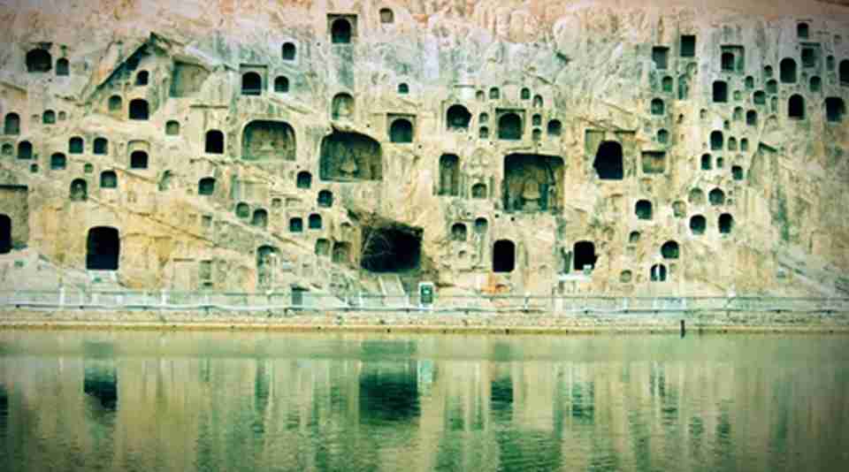 ����ʯ�߾�����κ����κ�����롢���ܡ��塢�ƺͱ��εȳ�������϶�������400��֮��