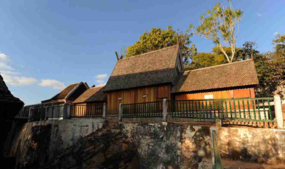 ����ϣ������һ����ľï�ܵ�ɽׯ���ơ���ɫɽ��