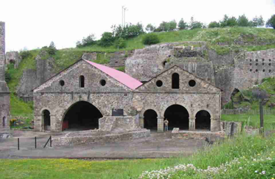 �������Ĺ�ҵ������λ��Ӣ������ʿ�ϲ���������С��