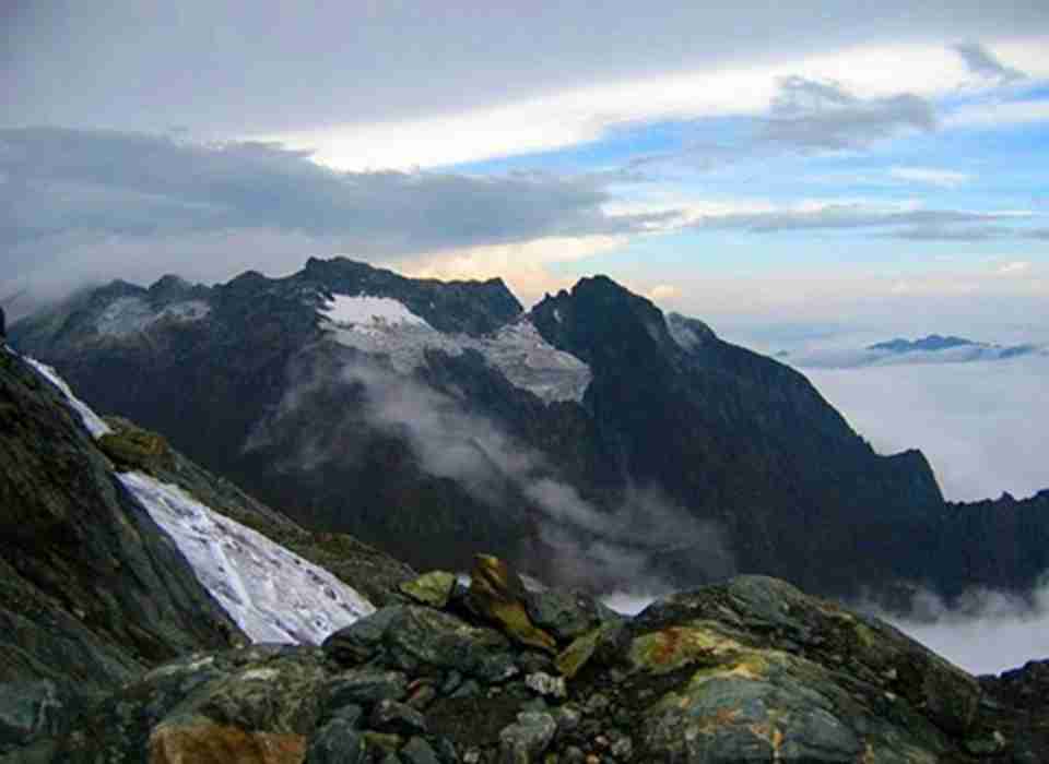 ³������ɽ�����������ڸɴ�����ϵĸ�ɽȺ