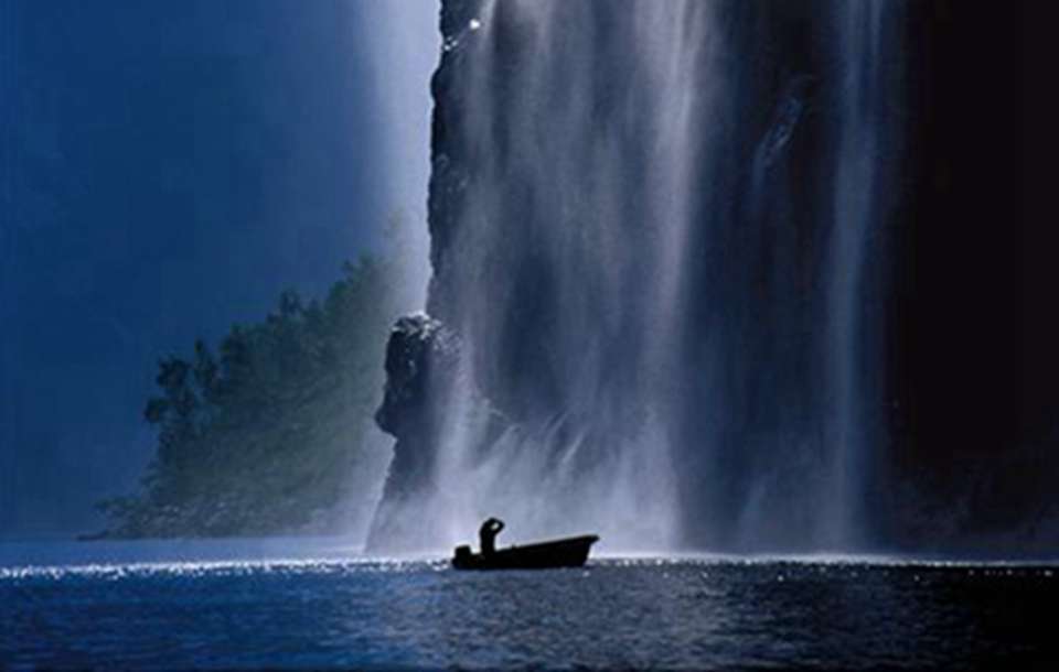 ������ѩ���ڻ����γ��ٲ���ΪϿ��������һ�������ķ羰��