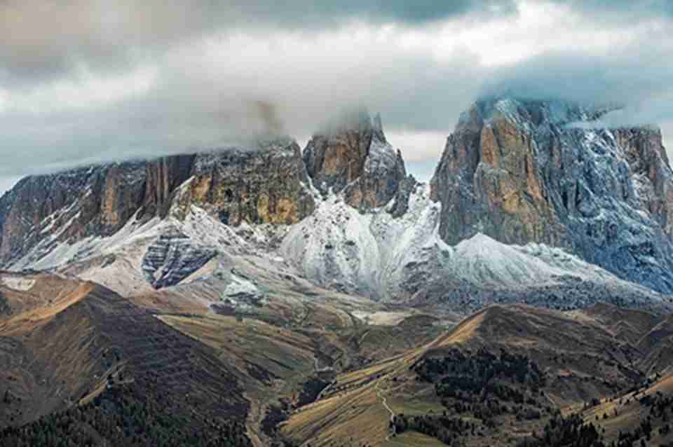 �����׵�ɽ��������ɽ����������ֵ����ڽ����覵İ���ʯ