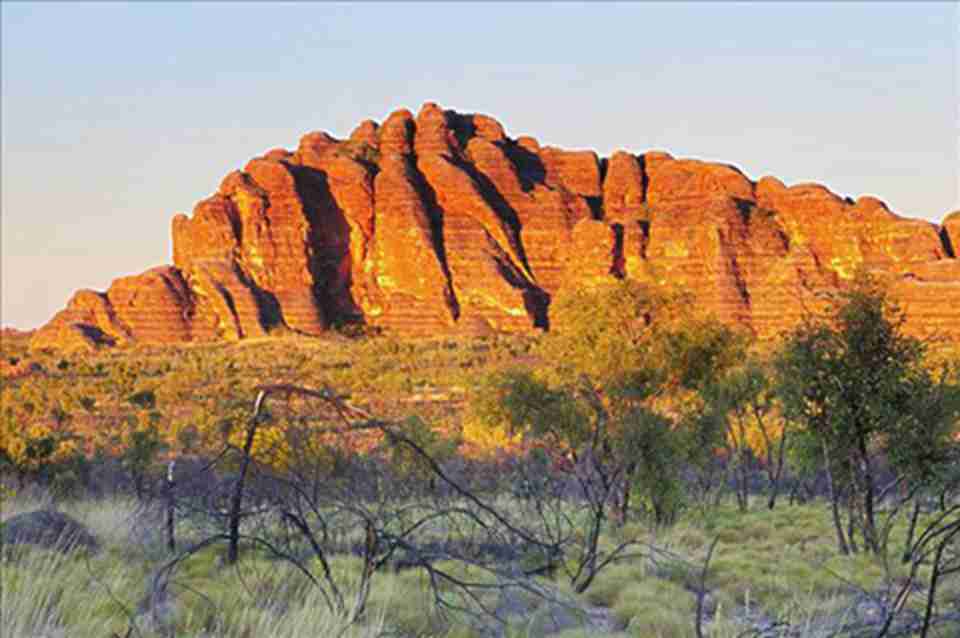 �����ĸ�ʴ�ͺ�ˮ��ˢ�γ��˾޴�ĺ�ɫ����ɫ��֯��ɽ��