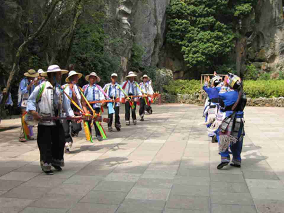 ����ʯ�ֵ���������������Ȼ���ۣ������ڶ�����ɫ��ʯ��������������