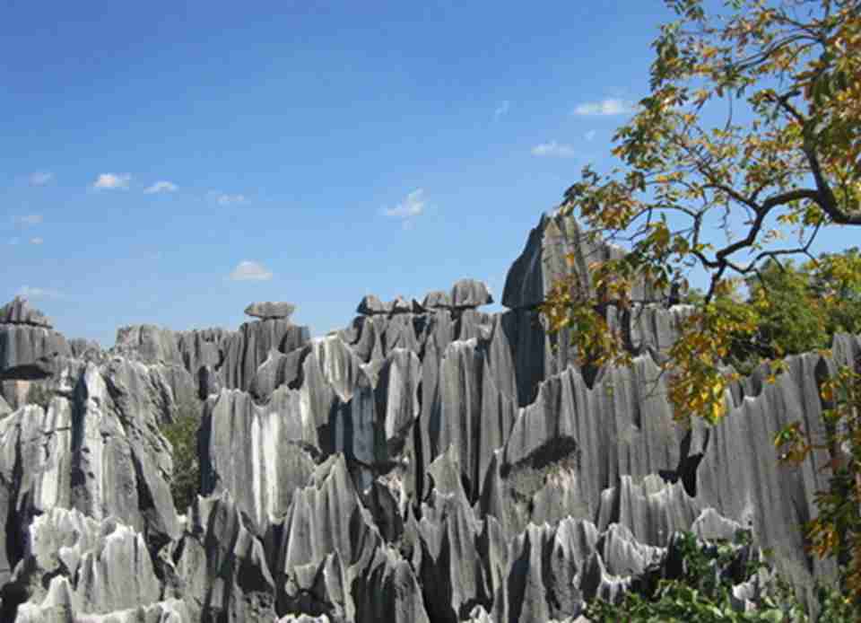 ����ʯ�ֵش��ᶫ��ԭ���أ�λ��ʯ�����������ؾ��ڣ���������70�๫��