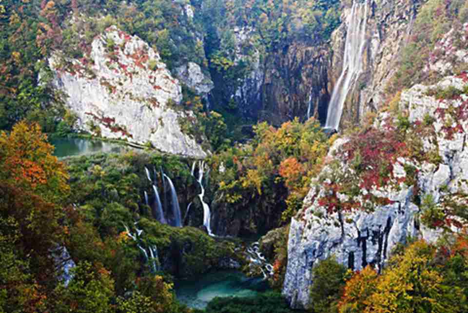 ��������˹�����ҹ�԰��һ��ӵ�ж����������޺�ɽˮ��������ķ羰��