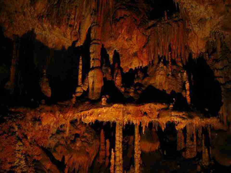 �����γ��ڸߵر�Ե�Ľ�Ϊ����Ķ�Ѩ�ж�����ʯ��Ϊ��Ȼװ��