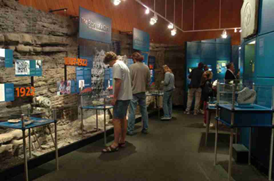 Ϊ�˱�����Щ��ϡ�Ļ�ʯ��1985�꣬���ô����������׹�ɯʡ����԰����